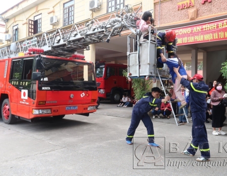 Các em học sinh hào hứng với trải nghiệm thoát nạn bằng xe thang.