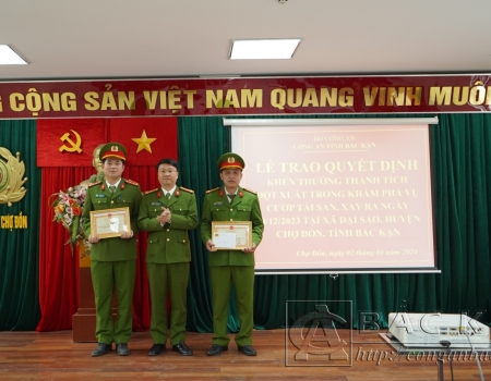 Thượng tá Lê Hồng Giang – Phó Giám đốc Công an tỉnh trao tặng Giấy khen cho tập thể, cá nhân có thành tích trong truy bắt đối tượng cướp tài sản