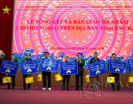 Thượng tướng Lương Tam Quang - Thứ trưởng Bộ Công an trao chìa khóa tượng trưng và tặng quà cho 10 hộ dân