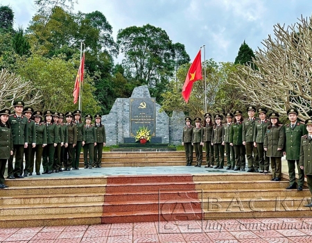 Đoàn thăm Khu di tích lịch sử Coỏng Tát xã Thượng Ân huyện Ngân Sơn