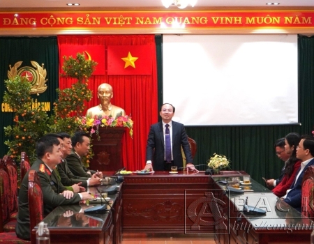 Đồng chí Nguyễn Đăng Bình, Chủ tịch UBND tỉnh động viên lực lượng Công an trong ngày làm việc đầu năm