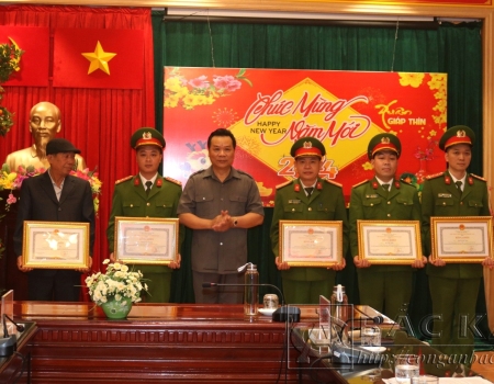 Các cá nhân nhận Bằng khen của UBND tỉnh có thành tích xuất sắc trong phát hiện, bắt giữ tối tượng có hành vi giết người xảy ra tại huyện Hải Hà, tỉnh Quảng Ninh, lẩn trốn tại địa bàn tỉnh Bắc Kạn