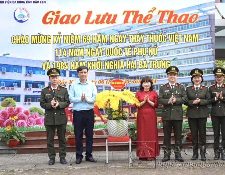 Đại tá Thăng Quang Huy, Phó Giám đốc Công an tỉnh trao quà lưu niệm cho Bệnh viện Đa khoa
