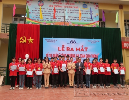 Ra mắt Tổ tự quản “Cổng trường An toàn giao thông” tại Trường Trung học cơ sở Xuất Hóa, thành phố Bắc Kạn