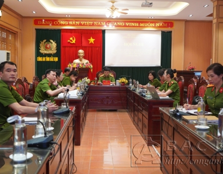 Đại tá Nguyễn Thanh Tuân, Phó Giám đốc Công an tỉnh chủ trì tại điểm cầu Công an tỉnh Bắc Kạn