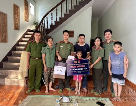 Chi đoàn Phòng Công tác đảng và công tác chính trị thăm, tặng quà và nhận đỡ đầu, chăm sóc em Nông Minh Yến