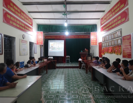 Đoàn đại biểu điển hình tiên tiến của Công an tỉnh Bắc Kạn báo công tại Khu lưu niệm Sáu điều Bác Hồ dạy Công an nhân dân tại tỉnh Bắc Giang.