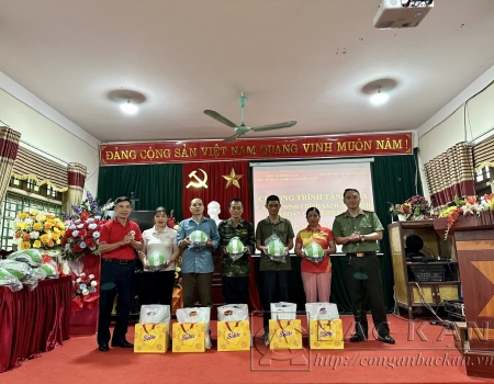 Đồng chí Thượng tá Dương Văn Thắng, Phó trưởng Phòng Cảnh sát PCCC và CNCH cùng đồng đội và lãnh đạo xã trao quà cho gia đình ông Hà