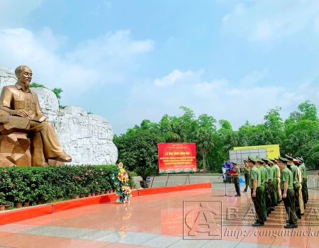 Đoàn đại biểu điển hình tiên tiến của Công an tỉnh Bắc Kạn báo công tại Khu lưu niệm Sáu điều Bác Hồ dạy Công an nhân dân tại tỉnh Bắc Giang.