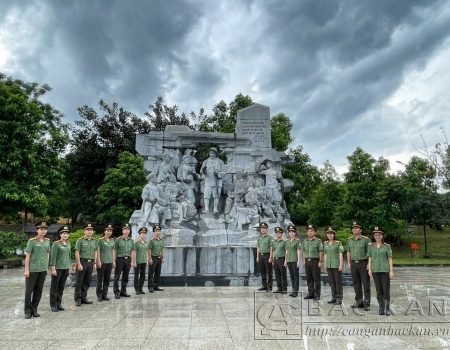 Đảng viên Chi bộ chụp ảnh lưu niệm tại Khu di tích lịch sử Nà Tu