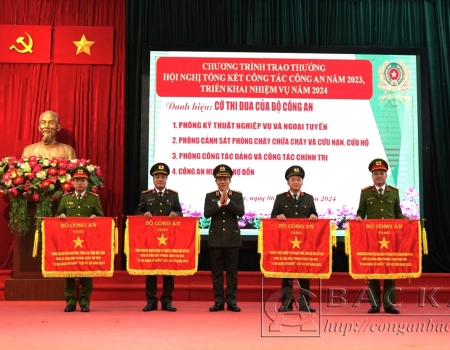 Phòng Kỹ thuật nghiệp vụ và ngoại tuyến (thứ 2 từ phải sáng trái) vinh dự được Thượng tướng Lương Tam Quang, Bộ Trưởng Bộ Công an khi đó là Thứ trưởng Bộ Công an tặng Cờ thi đua xuất sắc năm 2023.