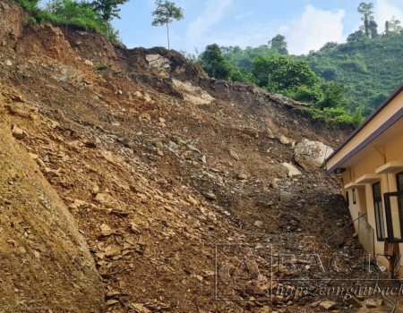 Hiện trạng sạt lở đất tại trụ sở Công an xã Xuân Lạc, huyện Chợ Đồn (Ảnh Báo Bắc Kạn)