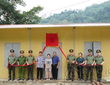 Đại diện lãnh đạo phòng Tham mưu Công an tỉnh và lãnh đạo Công an huyện Pác Nặm, cùng đại diện chính quyền địa phương khánh thành nhà ở cho đại diện hộ anh Nông Văn Lầu