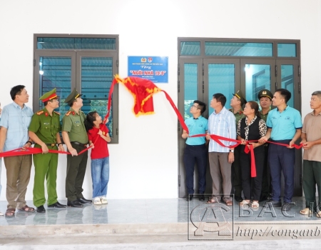 Đại tá Thăng Quang Huy, Phó Giám đốc Công an tỉnh, cùng các đơn vị đồng hành và gia đình khánh thành Ngôi nhà 19/8”