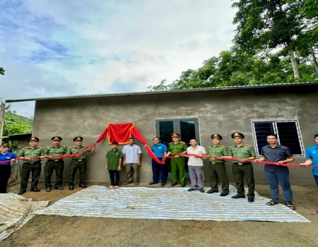 Các đại biểu và gia đình cháu Tô Nông Khôi kéo băng Khánh thành “Ngôi nhà 19/8”