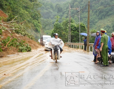 Đại tá Nguyễn Thanh Tuân, Phó Giám đốc Công an tỉnh kiểm tra trên tuyến Quốc lộ 3B