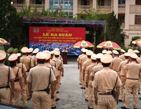 Các đại biểu và gia đình cháu Tô Nông Khôi kéo băng Khánh thành “Ngôi nhà 19/8”