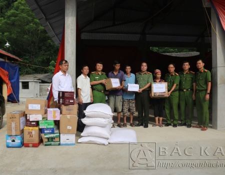 Đoàn công tác trao nhu yếu phẩm và gạo hỗ trợ cho người dân tại khu sơ tán chợ Đồng Lạc