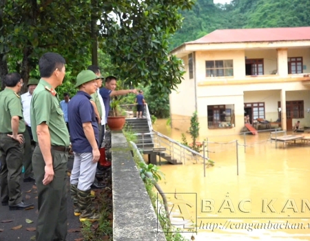 Lãnh đạo Công an tỉnh kiểm tra tình trạng ngập úng tại Công an huyện Chợ Mới