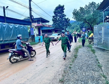 Đại tá Nguyễn Thanh Tuân, Phó Giám đốc Công an tỉnh chỉ đạo công tác hỗ trợ khắc phục hậu quả thiên tai