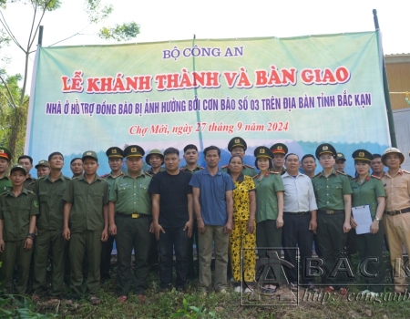 Bàn giao nhà ông Trần Văn San, thôn Khuổi Phấy, xã Thanh Mai, huyện Chợ Mới