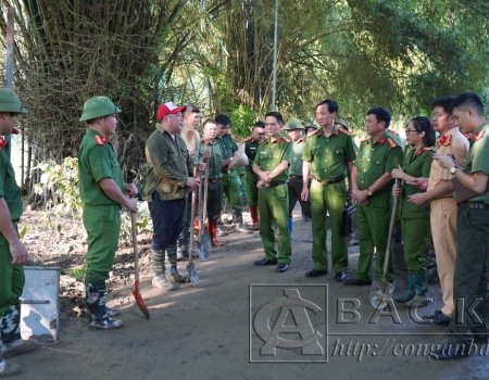 Đại tá. TS. Nguyễn Thanh Tuân, Phó Giám đốc Công an tỉnh kiểm tra công tác vệ sinh môi trường tuyến đường liên thôn Bản Cám