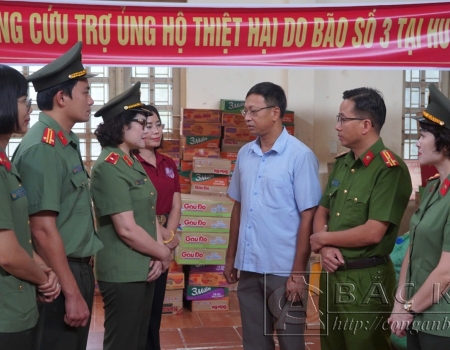 Những phần quà do các nhà hảo tâm và CBCS Báo CAND quyên góp được trao tặng cho các hộ dân bị thiên tại tại huyện Chợ Mới