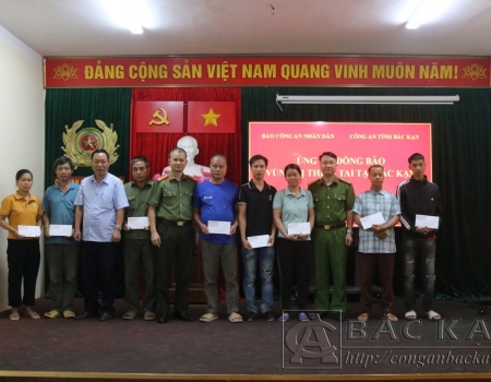 Những phần quà do các nhà hảo tâm và CBCS Báo CAND quyên góp được trao tặng cho các hộ dân bị thiên tại tại huyện Chợ Mới