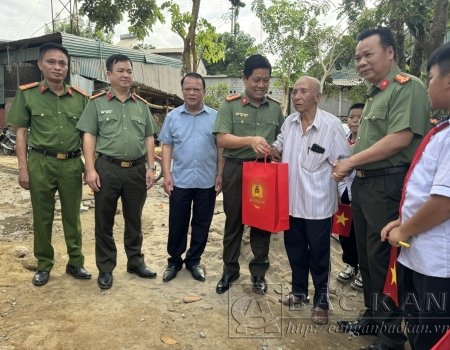 Đại tá Nguyễn Hồng Nguyên, Phó chánh Văn phòng Bộ Công an, lãnh đạo Công an tỉnh và chính quyền địa phương tặng quà gia đình ông Vũ Văn Quảng