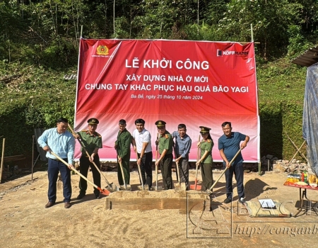 Đoàn công tác của Bộ Công an và Công an tỉnh thăm hỏi, tặng quà gia đình ông La Văn Quân trong ngày bàn giao nhà mới