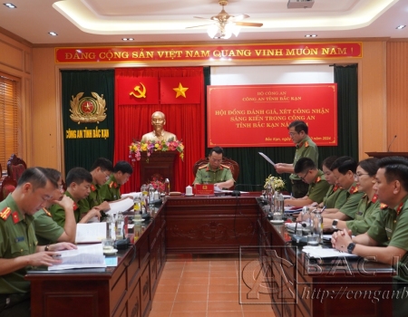 Đoàn công tác của Bộ Công an và Công an tỉnh thăm hỏi, tặng quà gia đình ông La Văn Quân trong ngày bàn giao nhà mới