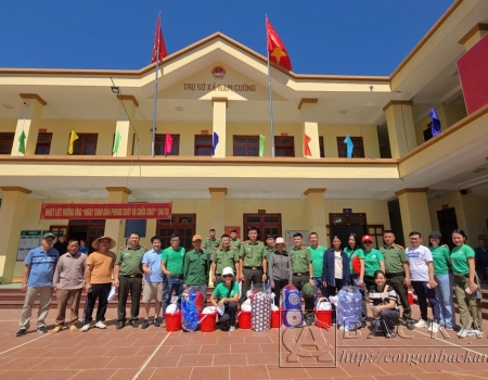 Đại tá Nguyễn Hồng Nguyên, Phó chánh Văn phòng Bộ Công an, lãnh đạo Công an tỉnh và chính quyền địa phương tặng quà gia đình ông Vũ Văn Quảng