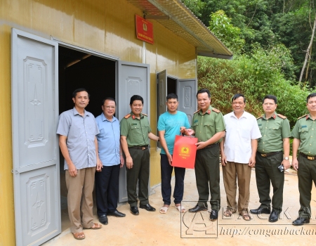 Đoàn công tác của Bộ Công an và Công an tỉnh thăm hỏi, tặng quà gia đình ông La Văn Quân trong ngày bàn giao nhà mới