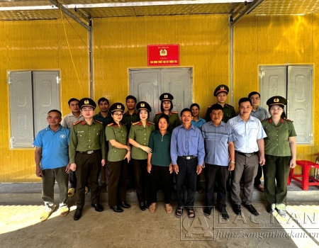 Đại tá Nguyễn Hồng Nguyên, Phó chánh Văn phòng Bộ Công an, lãnh đạo Công an tỉnh và chính quyền địa phương tặng quà gia đình ông Vũ Văn Quảng