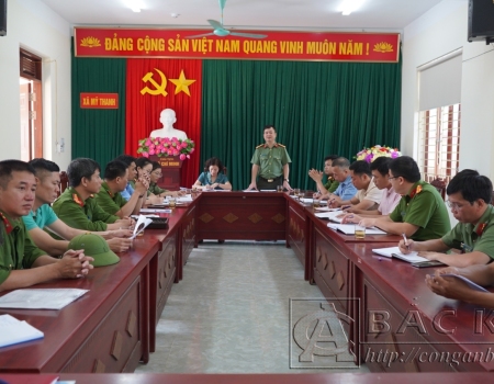 Đoàn công tác của Bộ Công an và Công an tỉnh thăm hỏi, tặng quà gia đình ông La Văn Quân trong ngày bàn giao nhà mới