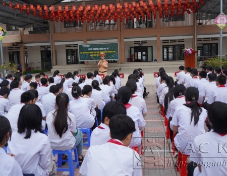 Đại tá Nguyễn Hồng Nguyên, Phó chánh Văn phòng Bộ Công an, lãnh đạo Công an tỉnh và chính quyền địa phương tặng quà gia đình ông Vũ Văn Quảng