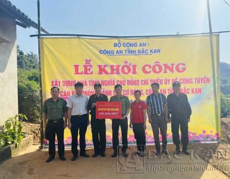 Đại tá Hà Trọng Trung, Phó Giám đốc Công an tỉnh trao quỹ hỗ trợ của Bộ Công an cho đồng chí Bế Công Tuyền