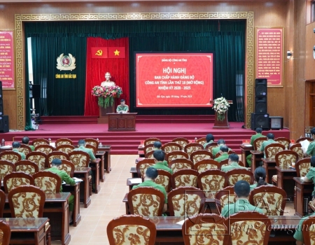 Đại tá Nguyễn Hồng Nguyên, Phó chánh Văn phòng Bộ Công an, lãnh đạo Công an tỉnh và chính quyền địa phương tặng quà gia đình ông Vũ Văn Quảng