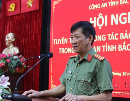 Đoàn công tác của Bộ Công an và Công an tỉnh thăm hỏi, tặng quà gia đình ông La Văn Quân trong ngày bàn giao nhà mới