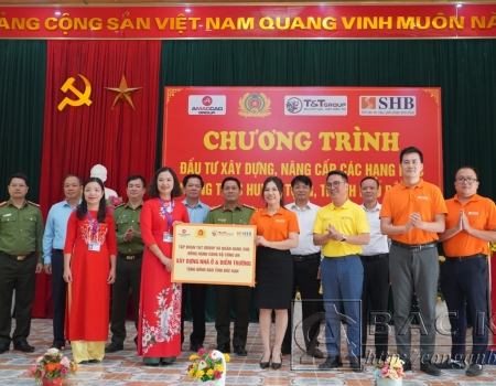 Bộ Công an và các nhà tài trợ trao tặng kinh phí đầu tư cho Ban Giám hiệu Trường THCS Huyền Tụng, thành phố Bắc Kạn