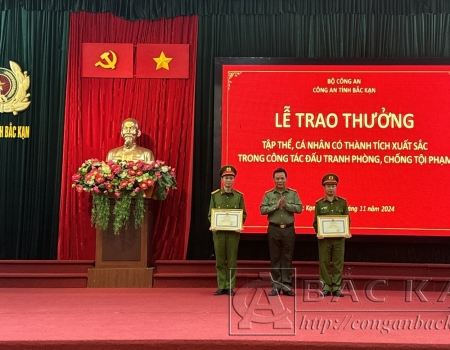 Đại tá Hà Văn Tuyên, Uỷ viên Ban Thường vụ Tỉnh uỷ, Bí thư Đảng uỷ, Giám đốc Công an tỉnh trao Bằng Khen của UBND tỉnh tặng tập thể và cá nhân