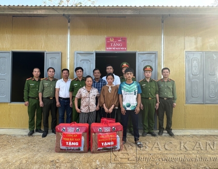 Đại tá Hà Văn Tuyên, Giám đốc Công an tỉnh và TTƯT.Bs CKII Tạc Văn Nam, Giám đốc Sở Y tế Bắc Kạn đồng chủ trì tại điểm cầu Công an tỉnh Bắc Kạn