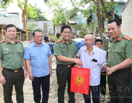 Đoàn công tác của Bộ Công an do Đại tá Nguyễn Hồng Nguyên, Phó chánh Văn phòng Bộ Công an và các đồng chí lãnh đạo Công an tỉnh thăm hỏi và kiểm tra công tác xây dựng nhà cho người dân bị thiệt hại bởi thiên tai tại huyện Chợ Mới