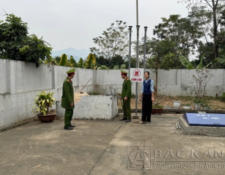 Phòng Cảnh sát PCCC &CNCH Công an tỉnh kiểm tra công tác an toàn phòng chống cháy nổ tại cửa hàng xăng dầu số 38 thành phố Bắc Kạn