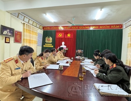 Đại tá Hà Trọng Trung, Phó Bí thư Đảng uỷ Công an tỉnh kiểm tra công tác chuẩn bị tổ chức Đại hội tại Chi bộ Phòng cảnh sát giao thông
