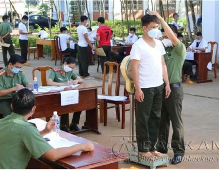 Đ/c Thiếu tá Tạ Đức Lâm - Phó Trưởng phòng Tham mưu, Công an tỉnh thông tin về tình hình ANTT trên địa bàn tỉnh và tuyên truyền về Luật lực lượng tham gia bảo vệ ANTT ở cơ sở…