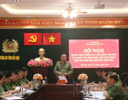 Đ/c Thiếu tá Tạ Đức Lâm - Phó Trưởng phòng Tham mưu, Công an tỉnh thông tin về tình hình ANTT trên địa bàn tỉnh và tuyên truyền về Luật lực lượng tham gia bảo vệ ANTT ở cơ sở…
