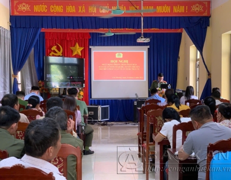 Đ/c Thiếu tá Tạ Đức Lâm - Phó Trưởng phòng Tham mưu, Công an tỉnh thông tin về tình hình ANTT trên địa bàn tỉnh và tuyên truyền về Luật lực lượng tham gia bảo vệ ANTT ở cơ sở…