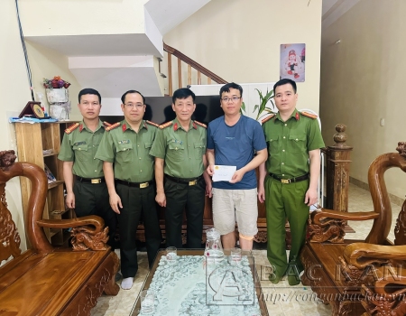 Đại tá Hà Trọng Trung, Phó Giám đốc Công an tỉnh cùng đoàn công tác thăm hỏi, động viên CBCS bị thương khi tham gia chữa cháy