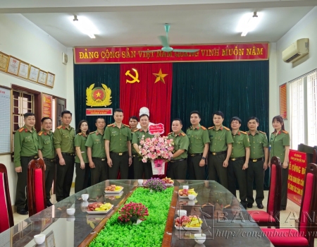 Đồng chí Đại tá Thăng Quang Huy - Phó Giám đốc Công an tỉnh và lãnh đạo các đơn vị Khối An ninh tặng hoa chúc mừng ngày truyền thống lực lượng An ninh nội địa